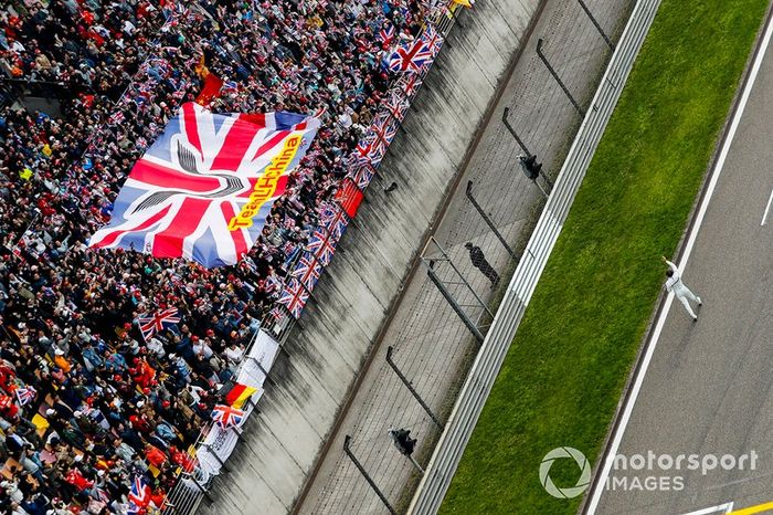 Lewis Hamilton, Mercedes AMG F1, celebra con los aficionados