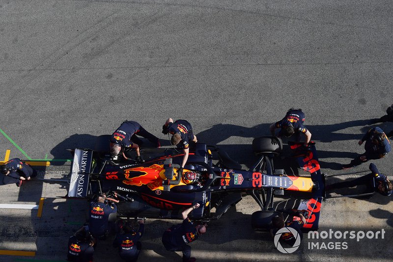 Les mécaniciens Red Bull Racing et Max Verstappen, Red Bull Racing RB15