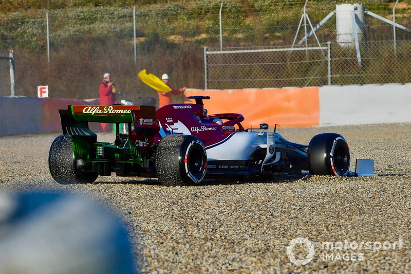 Kimi Raikkonen, Alfa Romeo Racing C38, hace trompo