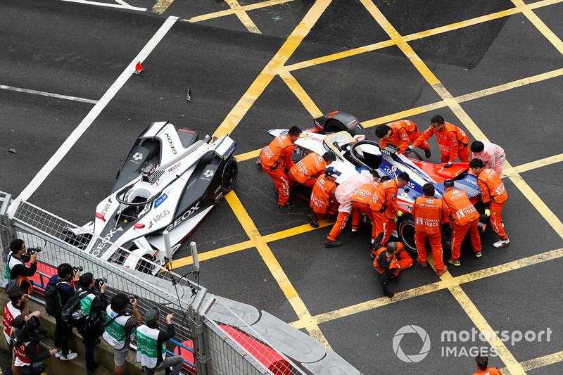 I marshal lavorano per spostare la vettura di Pascal Wehrlein, Mahindra Racing, M5 Electro dalla pista