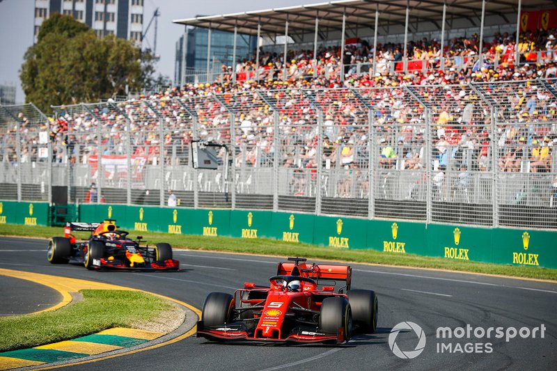 Sebastian Vettel, Ferrari SF90, precede Max Verstappen, Red Bull Racing RB15