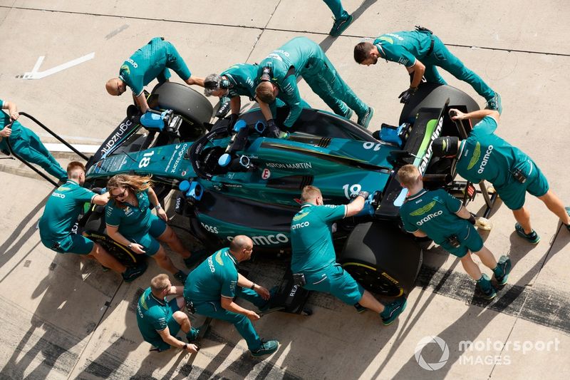 Mechanics push Lance Stroll, Aston Martin AMR24 
