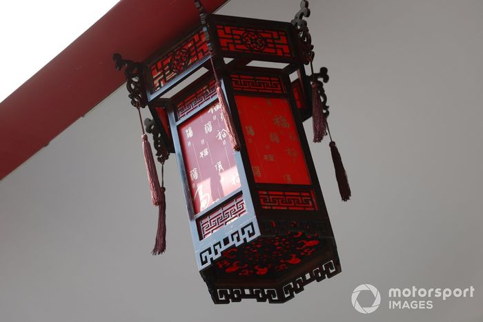 Luz de farol tradicional en el Paddock