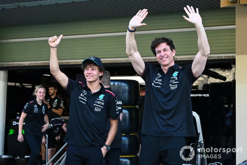 Andrea Kimi Antonelli et Toto Wolff, Team Principal et CEO, Mercedes-AMG F1 Team
