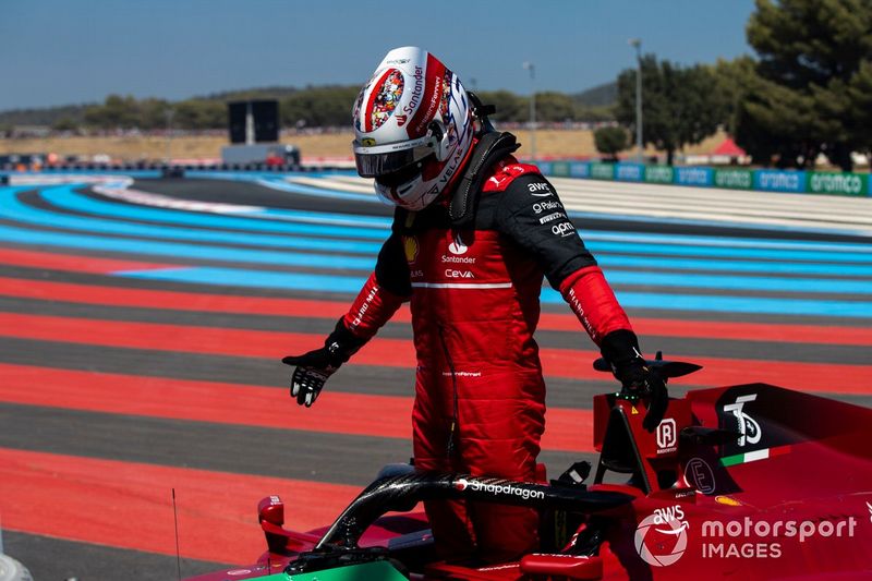 Charles Leclerc, Ferrari F1-75, sale de su coche tras estrellarse en Le Beausset
