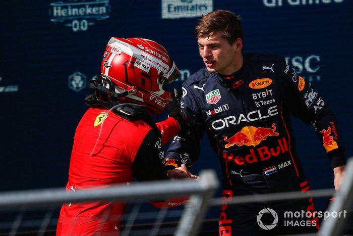 Max Verstappen, Red Bull Racing, 2ª posición, felicita a Charles Leclerc, Ferrari, 1ª posición, en el Parc Ferme 