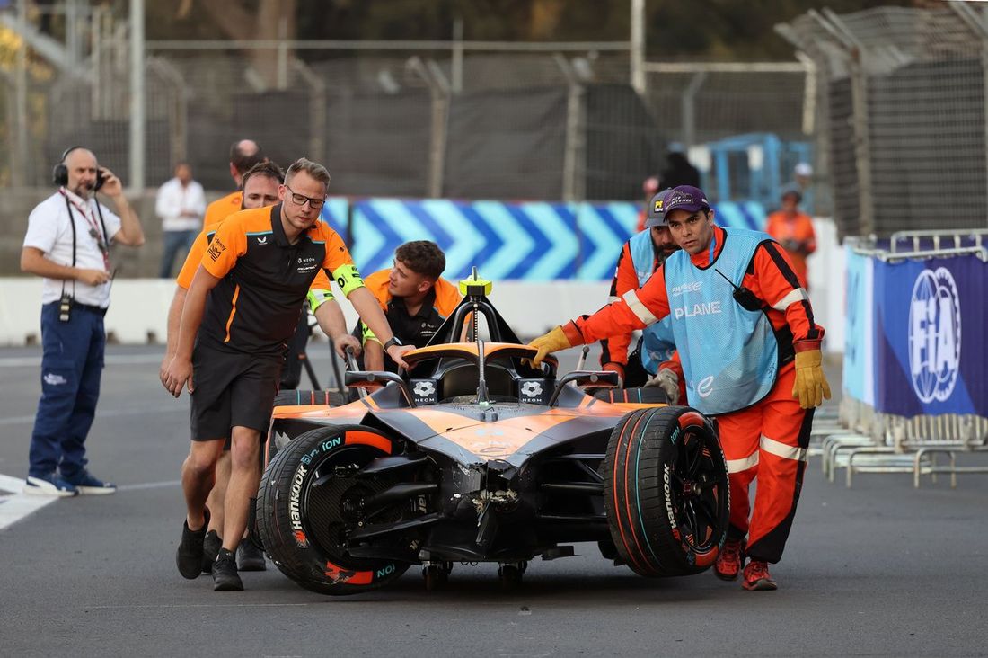 Coche de Jake Hughes, McLaren, e-4ORCE 04 después del accidente