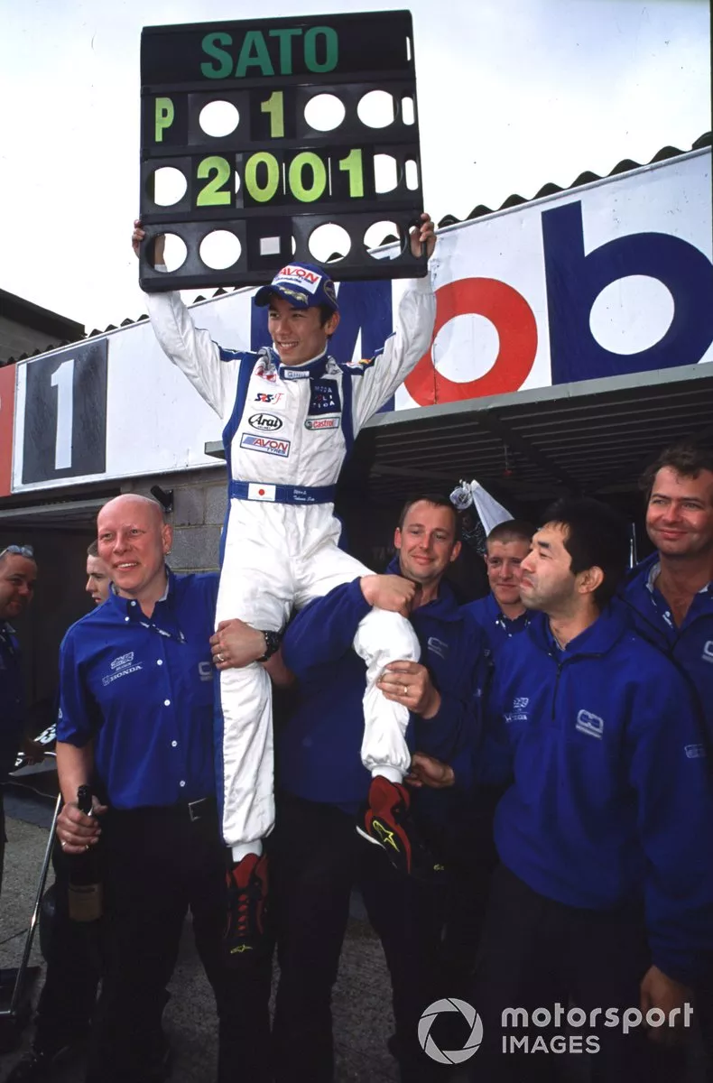 佐藤琢磨：2001年イギリスF3／ドニントンパーク  2001年イギリスF3選手権イギリス、スラクストン。2001年9月2日、佐藤琢磨（カーリン）が2001年ドライバーズ選手権を制した：ピーター・スピニー/LATフォトグラフィック