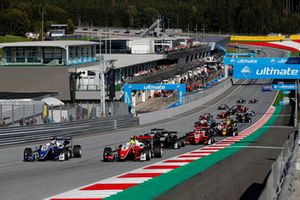 Старт гонки: впереди Роберт Шварцман и Мик Шумахер, PREMA Theodore Racing, Dallara F317 Mercedes-Benz