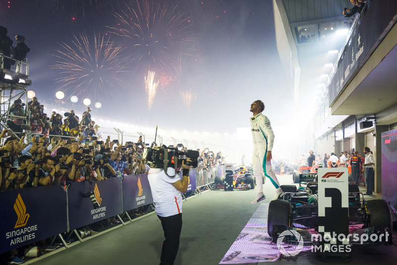 Race winner Lewis Hamilton, Mercedes-AMG F1 W09 celebrates in parc ferme 