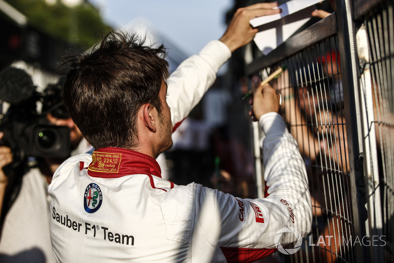 Charles Leclerc, Sauber signs autographs for the fans