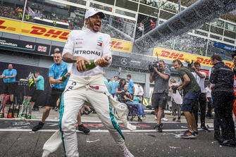 Lewis Hamilton, Mercedes AMG F1, festeggia con il team e lo champagne