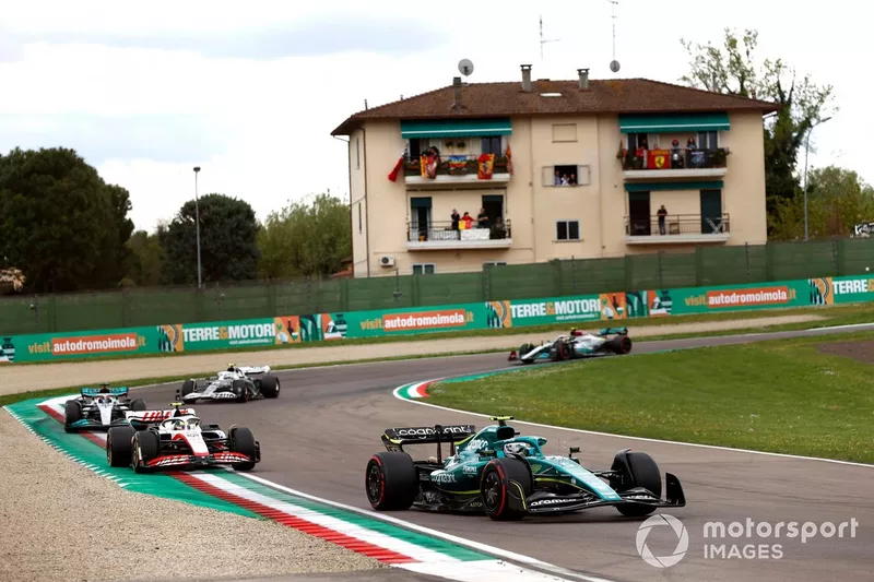 Sebastian Vettel, Aston Martin AMR22, Mick Schumacher, Haas VF-22, George Russell, Mercedes W13