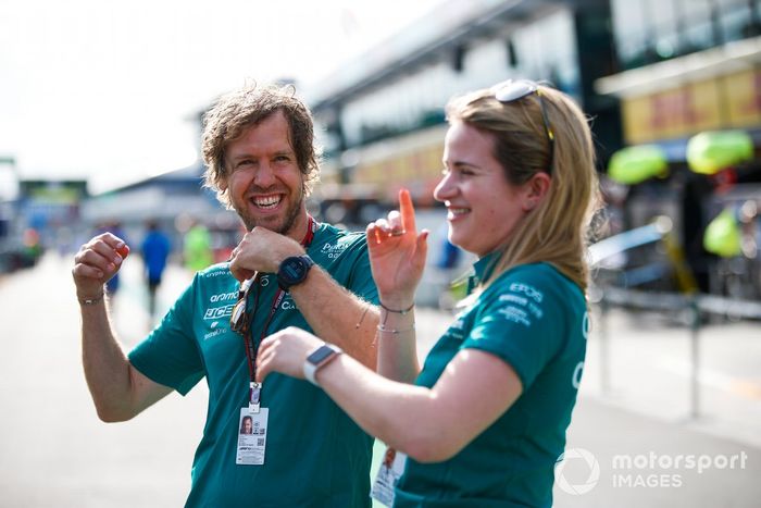 Sebastian Vettel, Aston Martin, y una compañera