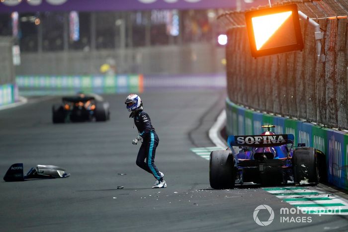 Nicholas Latifi, Williams FW44, se aleja de su coche después de estrellarse en la carrera