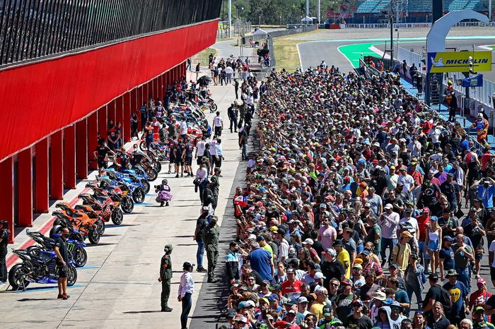 Los fans en el pitlane