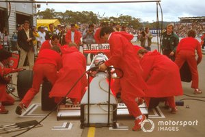 Alain Prost, McLaren MP4/2C TAG Porsche hace una parada en pits en el camino a la victoria