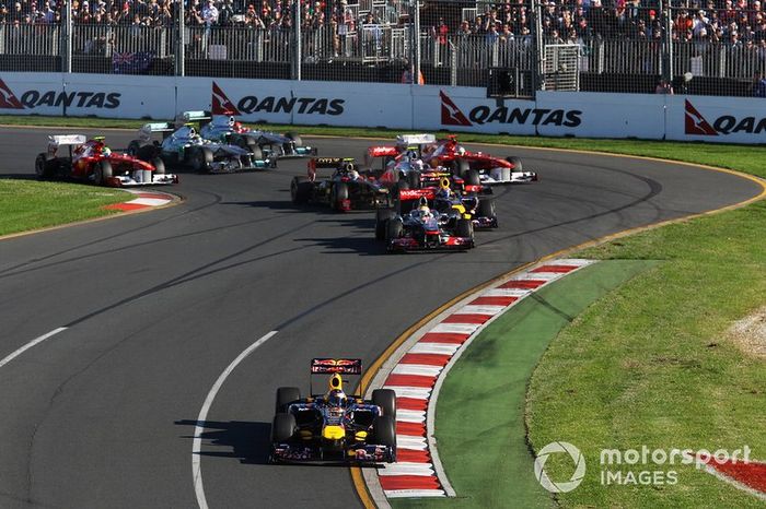 Sebastian Vettel, Red Bull Racing RB7 líder al inicio