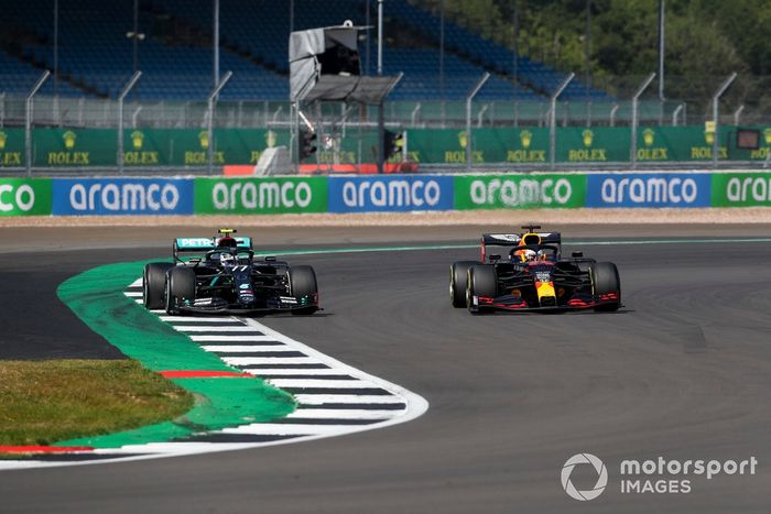 Valtteri Bottas, Mercedes F1 W11 y Max Verstappen, Red Bull Racing RB16 batalla por el liderato de la carrea