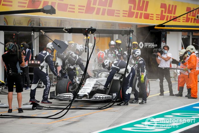 Humo en el monoplaza de Pierre Gasly, AlphaTauri AT01, en el pit lane