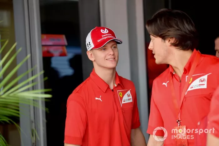Mick Schumacher y el también piloto de la Ferrari Driver Academy Giuliano Alesi