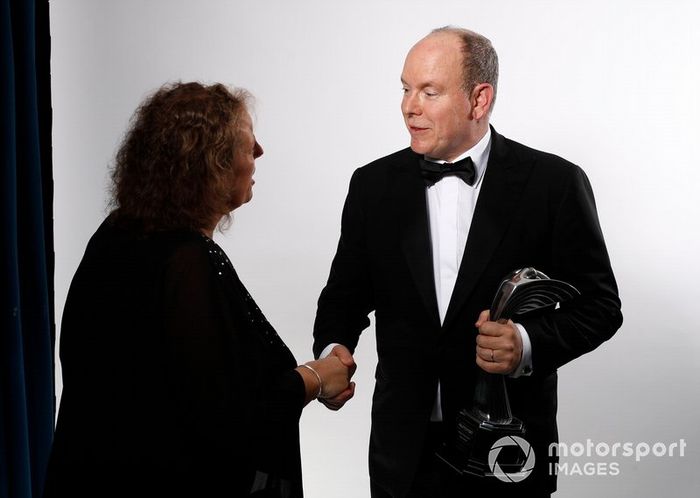 El Príncipe Alberto II de Mónaco con el premio Gregor Grant para el Gran Premio de Mónaco
