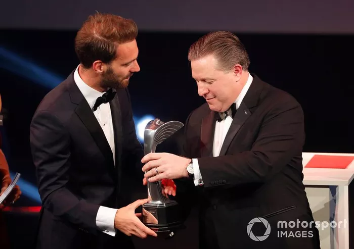 Jean-Eric Vergne riceve il Moment of the Year Award da Zak Brown, Executive Director, McLaren