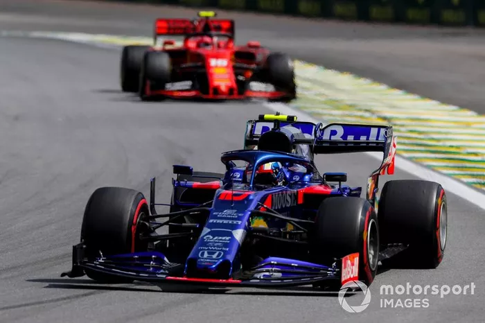 Pierre Gasly, Toro Rosso STR14 e Charles Leclerc, Ferrari SF90 