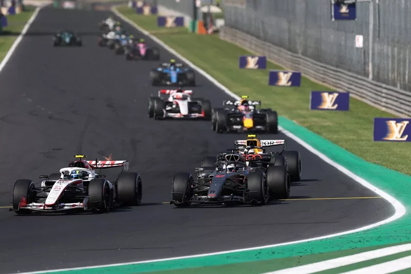 Nico Hulkenberg, equipo Audi F1; Oliver Bearman, equipo Haas F1
