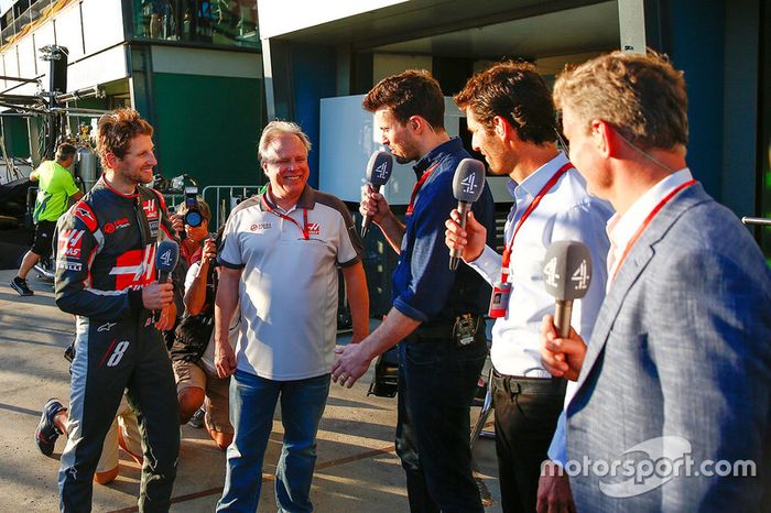 Sexto puesto Romain Grosjean, Haas F1 Team con Gene Haas, Haas Presidente de automoción; Steve Jones, Canal F1 4 presentador Mark Webber piloto de Porsche equipo WEC y presentador de canal 4, David Coulthard, Red Bull Racing, Scuderia Toro asesor y comenta