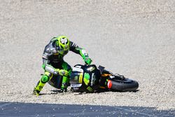 Pol Espargaró, Monster Yamaha Tech 3 ejecuta amplia y choca
