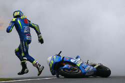 Aleix Espargaro, Team Suzuki MotoGP, su moto en llamas