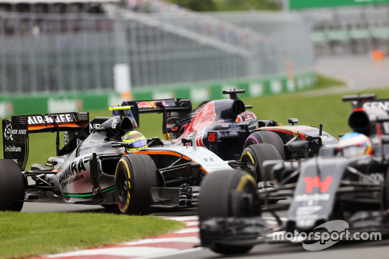 Sergio Perez, Sahara Force India F1 VJM09 e Daniil Kvyat, Scuderia Toro Rosso STR11 lottano per la posizione