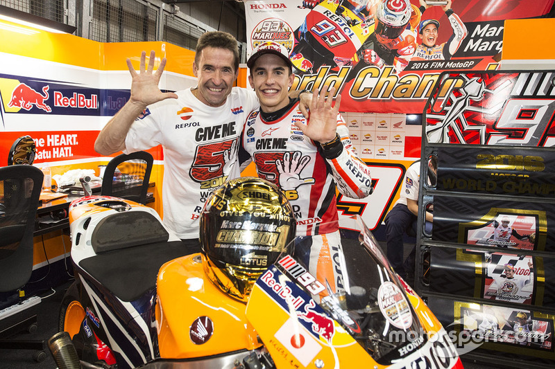 Переможець гонки Марк Маркес, Repsol Honda Team зі своїм батьком