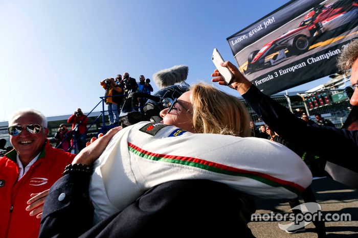Ganador, Lance Stroll, Prema Powerteam Dallara F312 - Mercedes-Benz con su madre