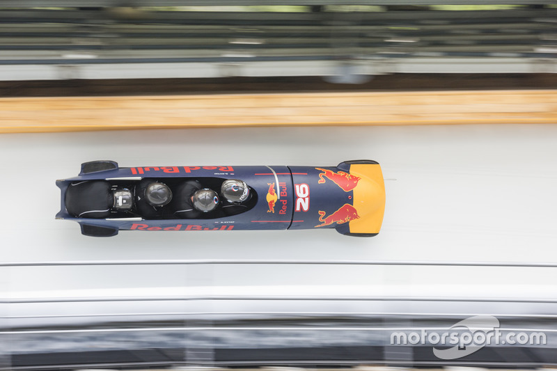 Daniil Kvyat participa de evento com equipe russa de bobsled