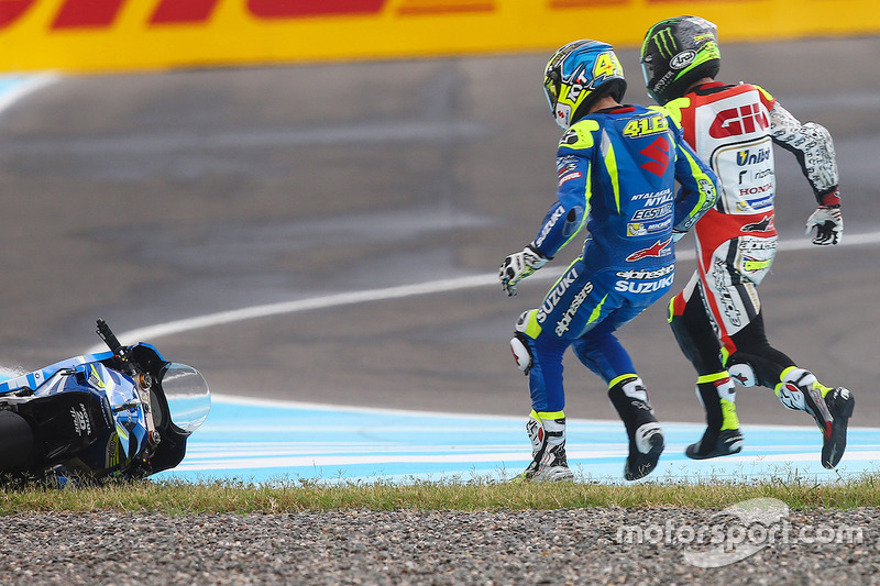 Choque de Aleix Espargaró, Team Suzuki MotoGP, Cal Crutchlow, Team LCR Honda crash