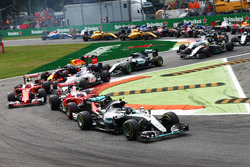 Start: Nico Rosberg, Mercedes AMG F1 W07 Hybrid, führt