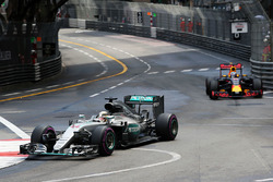 Lewis Hamilton, Mercedes AMG F1 W07 Hybrid and Daniel Ricciardo, Red Bull Racing RB12