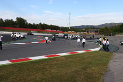 Ufficiali e piloti alla nuova chicane che sostituisce la curva 12