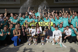 Переможець гонки Льюїс Хемілтон, Mercedes AMG F1 святкує разом із товаришем по команді Ніко Росберго