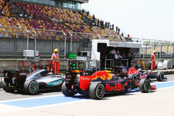 Даниил Квят, Red Bull Racing RB12 обгоняет Нико Росберга, Mercedes AMG F1 W07 Hybrid на пит-лейне