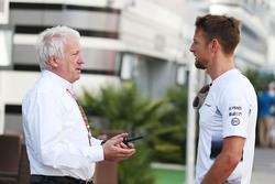 Charlie Whiting, delegado de la FIA con Jenson Button, McLaren