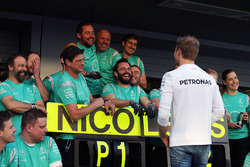 Победитель - Нико Росберг, Mercedes AMG F1 Team празднует с командой