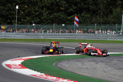 Макс Ферстаппен, Red Bull Racing RB12 и Кими Райкконен, Ferrari SF16-H - борьба за позицию