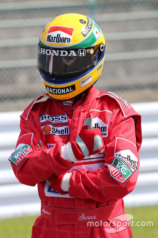 Ayrton Senna gibi giyinmiş bir Japon taraftar