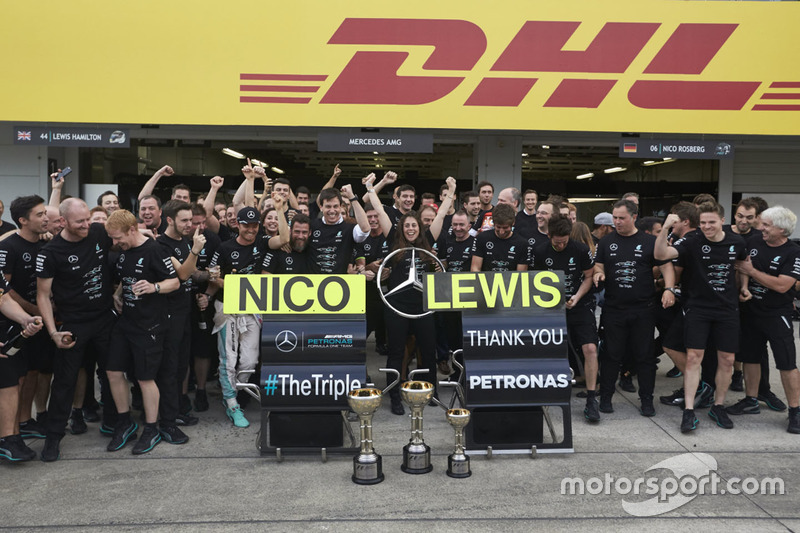 Nico Rosberg, Mercedes AMG F1 and team mate Lewis Hamilton, Mercedes AMG F1 celebrate the Constructors title with Niki Lauda, Mercedes Non-Executive Chairman; Toto Wolff, Mercedes AMG F1 Shareholder and Executive Director and the team