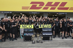 Nico Rosberg, Mercedes AMG F1, und Lewis Hamilton, Mercedes AMG F1, feiern den Gewinn der Konstrukteurswertung mit Niki Lauda und Toto Wolff