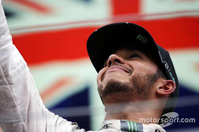 Il vincitore della gara Lewis Hamilton, Mercedes AMG F1 festeggia sul podio