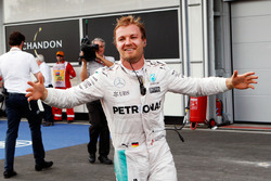 1. Nico Rosberg, Mercedes AMG F1, feiert im Parc Fermé